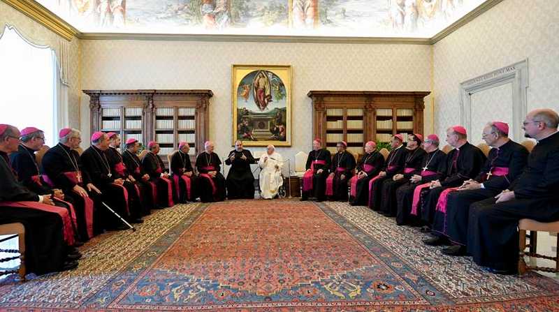 Papa Francisco se reunió con 17 obispos de Brasil y los animó a actuar “sin miedo a enfrentar los desafíos". Foto: EFE