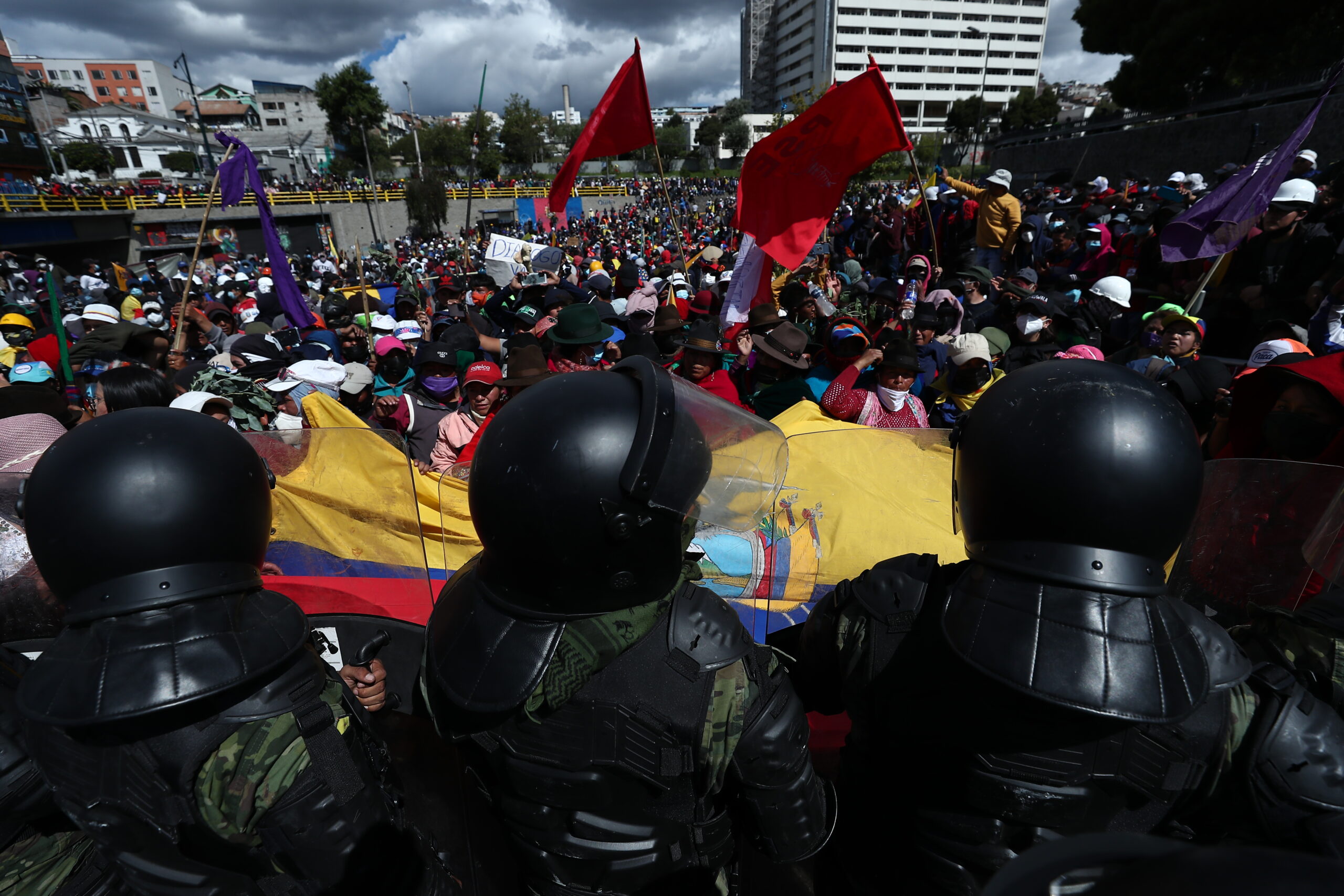 Policía contiene manifestación a las afueras de la Asamblea este 23 de junio/ Foto: EL COMERCIO