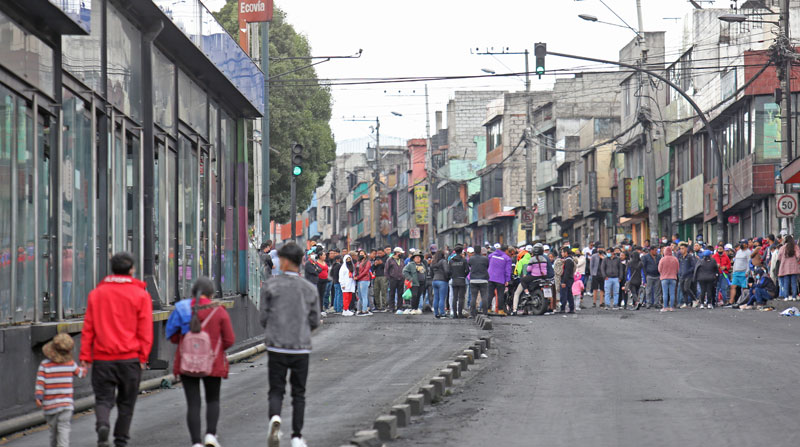 El alcalde de Quito, Santiago Guarderas, solicitó reforzar personal de la fuerza pública en Quito, para evitar desmanes por las protestas. Este domingo 19 de junio, en el séptimo día de las movilizaciones, las personas mantenían el bloqueo en el extremo sur de la avenida Pedro Vicente Maldonado. Foto: Julio Estrella/ EL COMERCIO