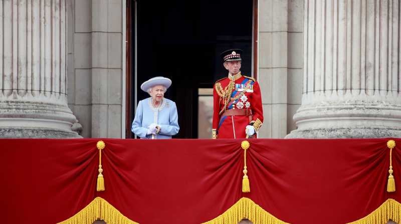 La reina Isabel II estuvo escoltada a su derecha por su hijo y heredero Carlos, quien llegó al palacio a lomos de un caballo tras haber examinado a las tropas del desfile. Foto: EFE