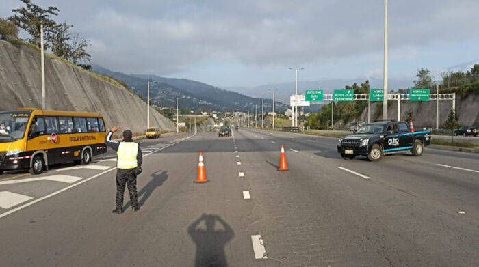 Los agentes de tránsito se mantienen sobre la Ruta Viva para controlar el paso desde Quito hacia el Aeropuerto. Foto: Twitter AMT