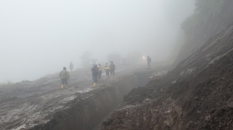 Trabajadores de la Epmaps rehabilitaron el canal Pita-Tambo, obstruido por el material de un talud. Foto: Empresa Agua de Quito