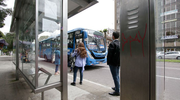 Varias personas haciendo uso de las paradas de buses que se encuentran sobre la avenida 12 de Octubre. Foto: Carlos Noriega / EL COMERCIO.