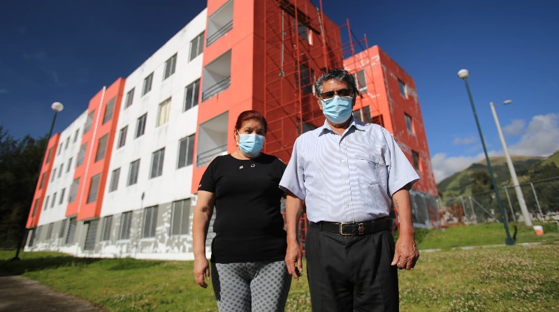Ángel Valdivieso junto a su esposa, Carmen Padilla, en su nuevo departamento provisional. Foto: Julio Estrella / EL COMERCIO.