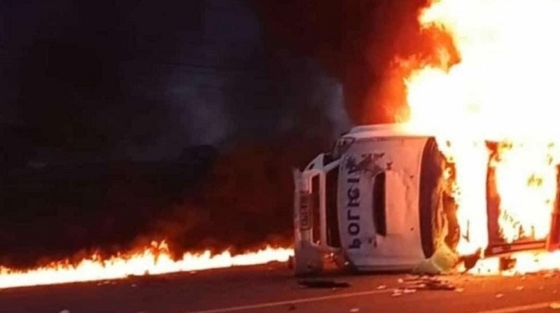 Un vehículo policial fue incinerado en Barbasco, Santa Lucía, Guayas