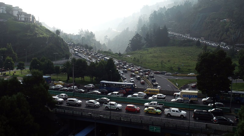 El tráfico es intenso en el tramo entre El Trébol y el mirador de Palugo hasta el Coliseo Rumiñahui por la av. Velasco Ibarra. Foto: Diego Pallero / EL COMERCIO.