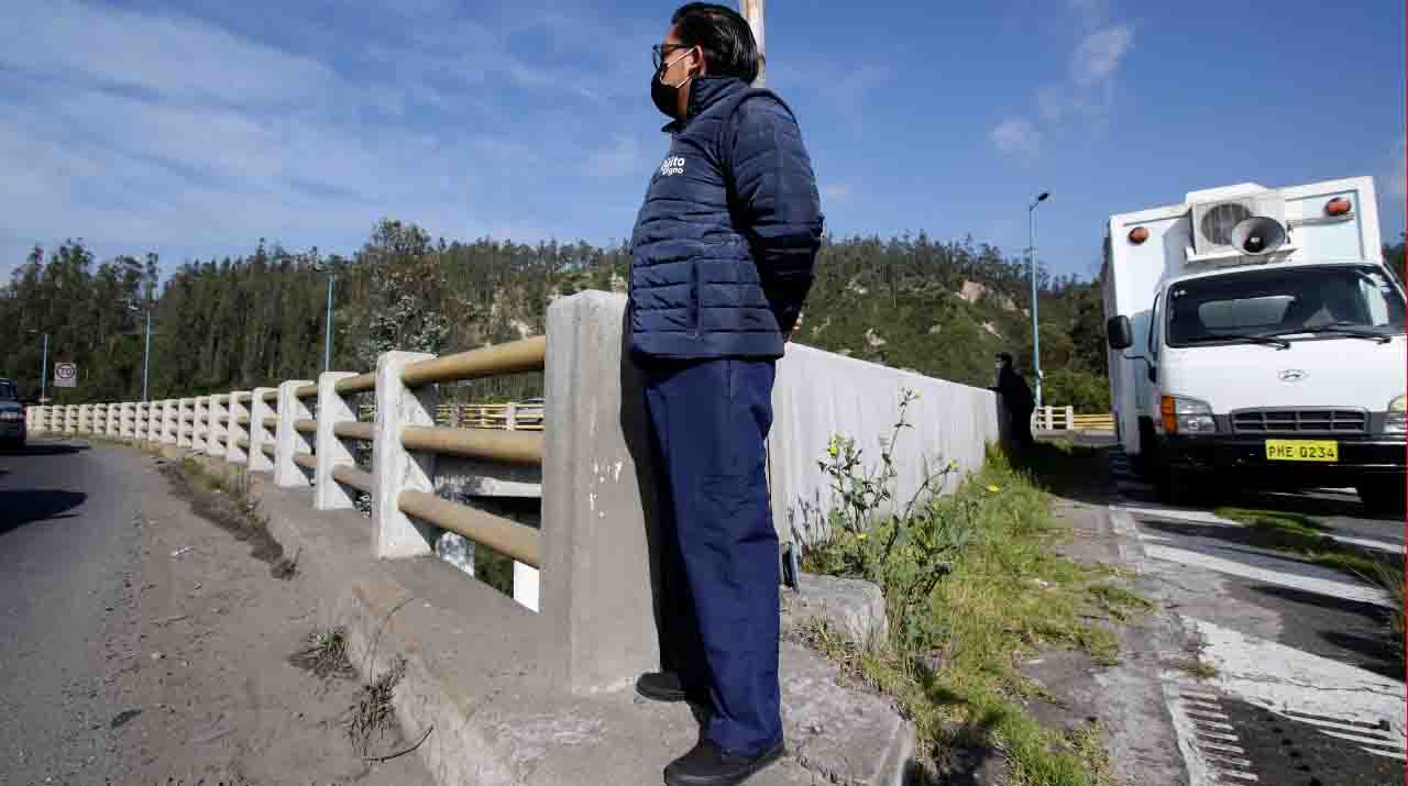 La Secretaria de Salud del Municipio de Quito ha instalado una unidad móvil de atención psicológica en el puente de Gualo, en la avenida Simon Bolivar, en el norte de Quito, con el fin de prevenir suicidios. Foto: Carlos Noriega / EL COMERCIO.