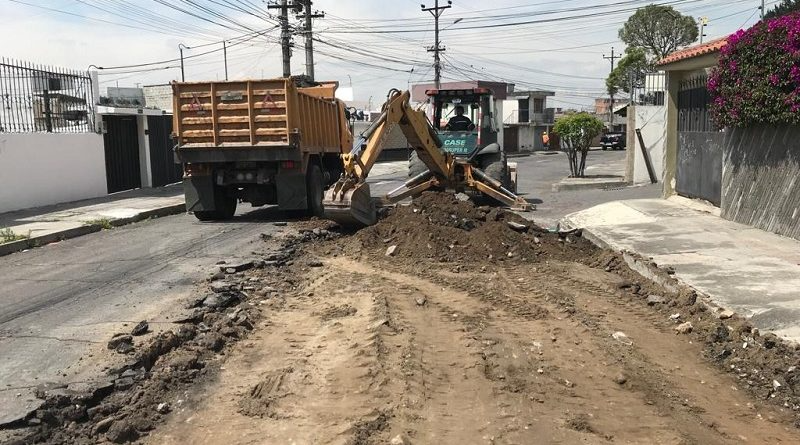 Trabajos de excavación y desalojo de la capa de rodadura deteriorada en la calle Pedro de Alvarado. Foto: Obras Quito