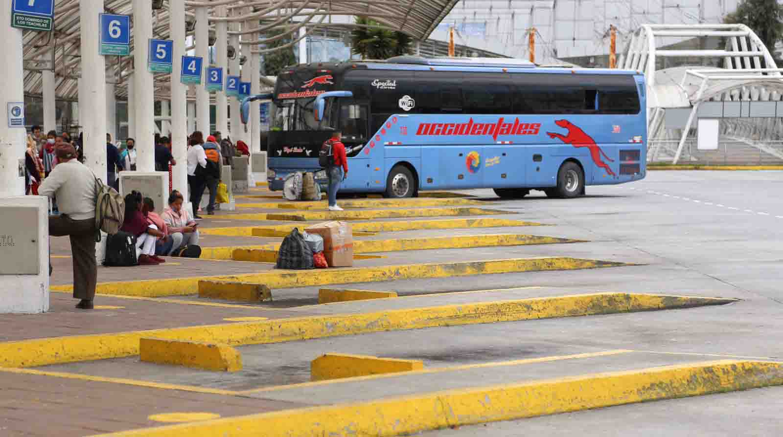 Varios usuarios del terminal terrestre de Quitumbe permanecía esperando a las unidades. Foto: Julio Estrella / EL COMERCIO.