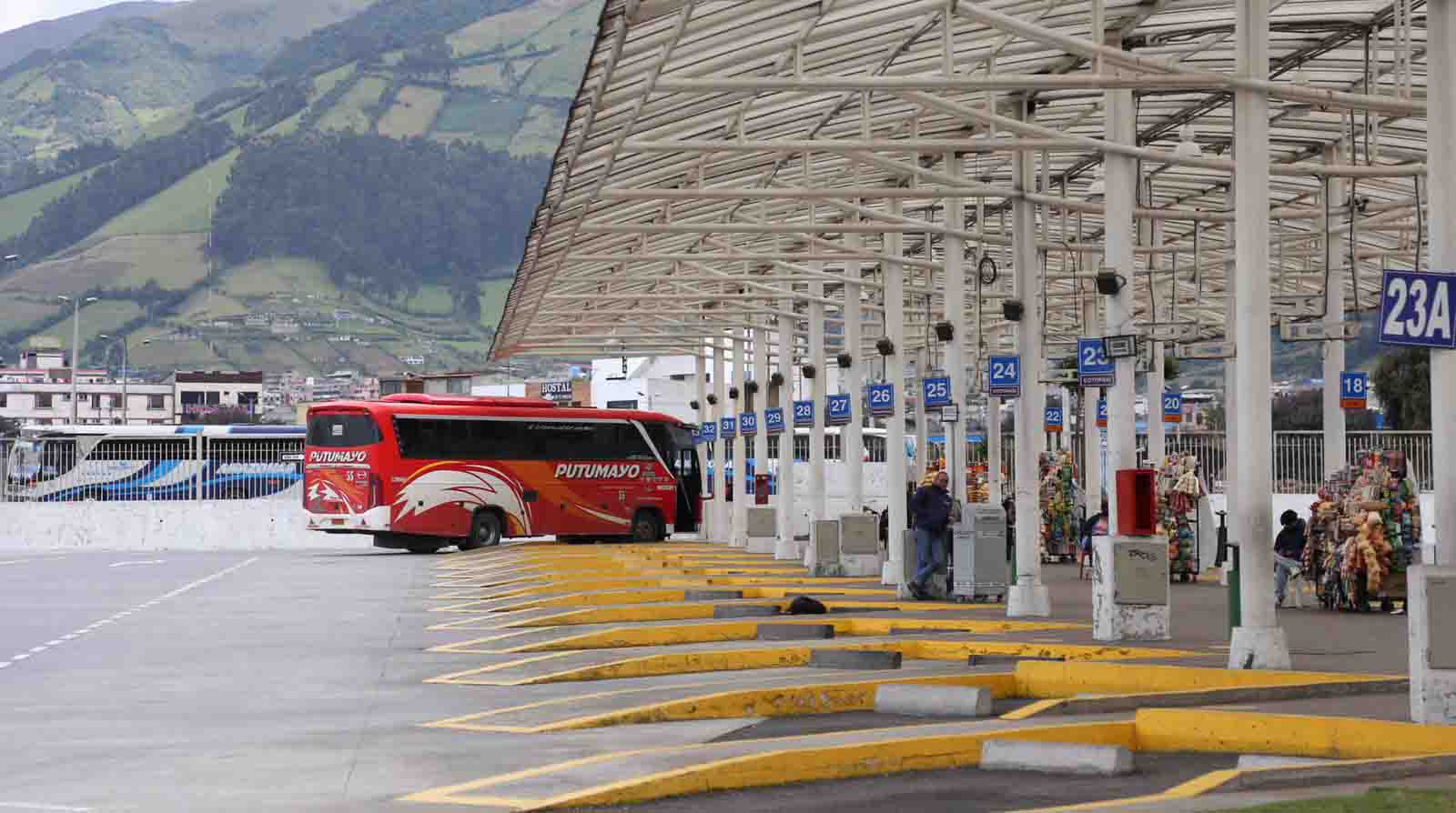 La poca afluencia de usuarios a la terminal terrestre de Quitumbe se registró desde el lunes 13 de junio de 2022. Foto: Julio Estrella / EL COMERCIO.
