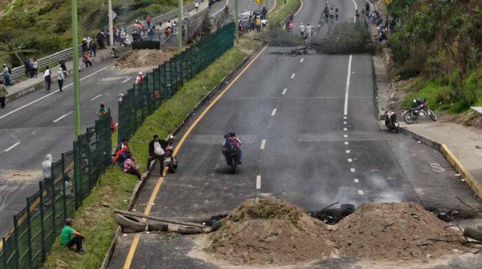 Imagen referencial. El cierre de vías es una medida que se mantienen desde el inicio del paro, el 13 de junio de 2022. Foto: EL COMERCIO.