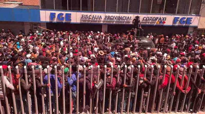 Leonidas Iza, presidente de la Conaie, fue trasladado a Latacunga. En los exteriores de la Fiscalía se congregaron centenares de seguidores. Foto: Cortesía.