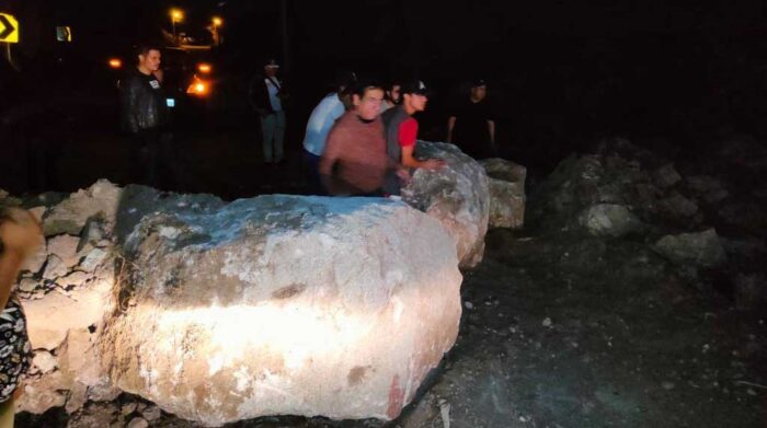 Grandes rocas fueron colocadas en el kilómetro 82 de la vía Cuenca- Girón- Pasaje. Foto: Cortesía.