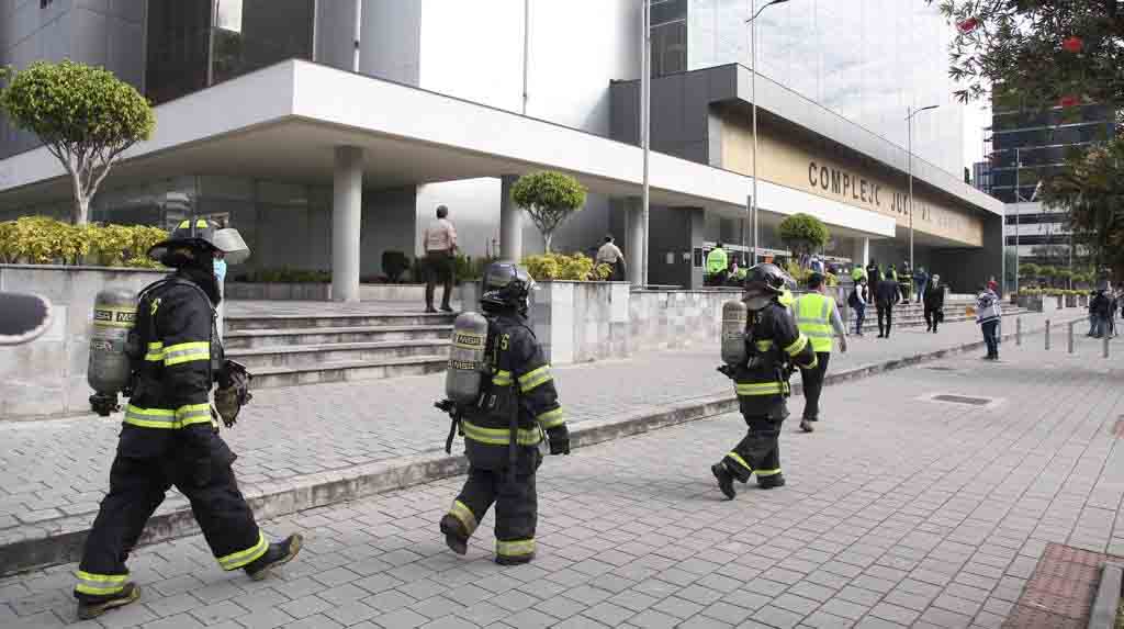 Personal del Cuerpo de Bomberos de Quito llega al Complejo Judicial tras la amenaza de bomba que se registró la mañana de este martes 14 de junio de 2022. Foto: Diego Pallero / EL COMERCIO.