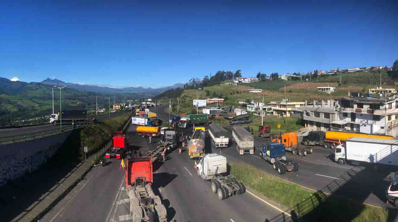 Imagen referencial de camiones de carga que fueron parte del paro nacional el miércoles 15 de junio de 2022. Foto: Julio Estrella / EL COMERCIO.