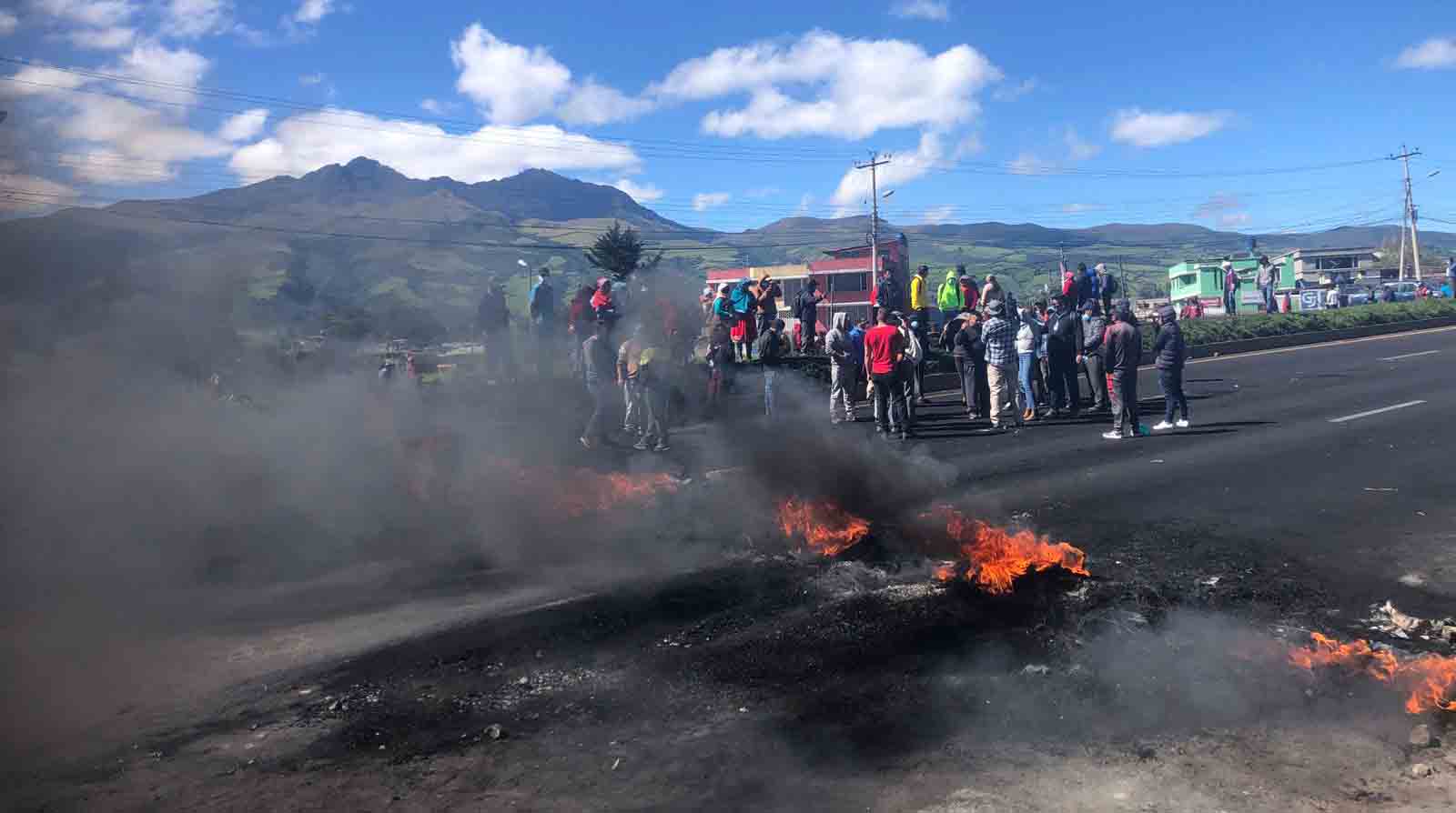 Llantas y palos quemados se encuentran obstaculizando el paso en la Panamericana Sur, en Quito. Foto: Julio Estrella / EL COMERCIO.