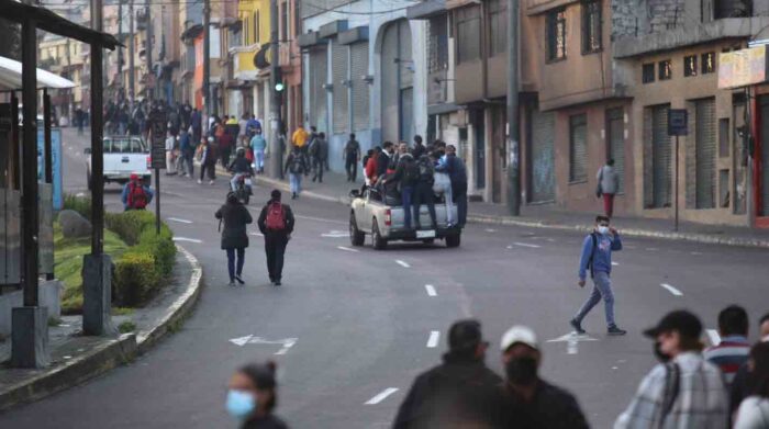 Imagen referencial. Ciudadanos buscan llegar a sus lugares de trabajo utilizando otros medios de movilización a falta de transporte público. Foto: Julio Estrella / EL COMERCIO.
