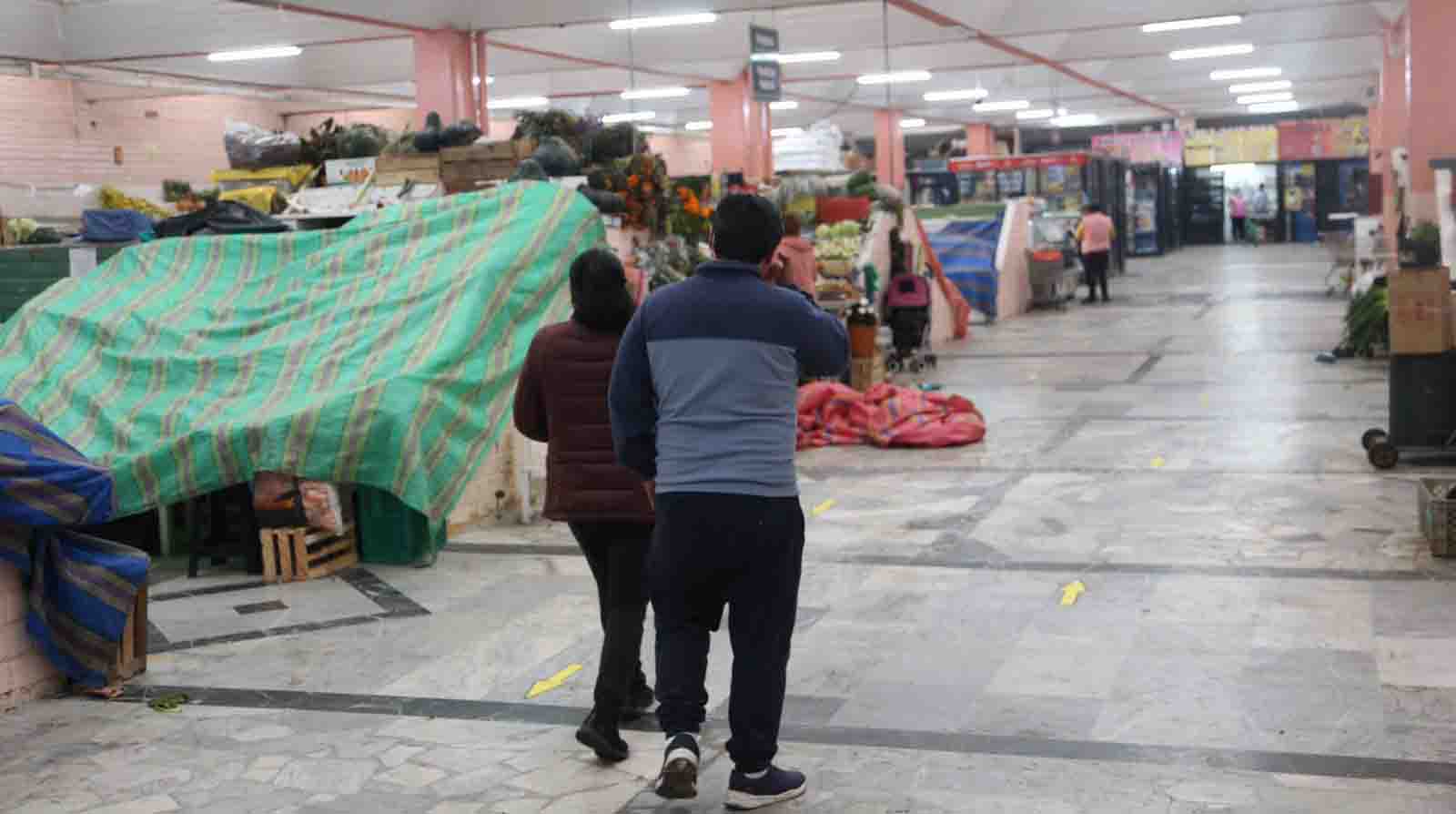 Los puestos del mercado Iñaquito lucen casi vacíos. Foto: Julio Estrella / EL COMERCIO.
