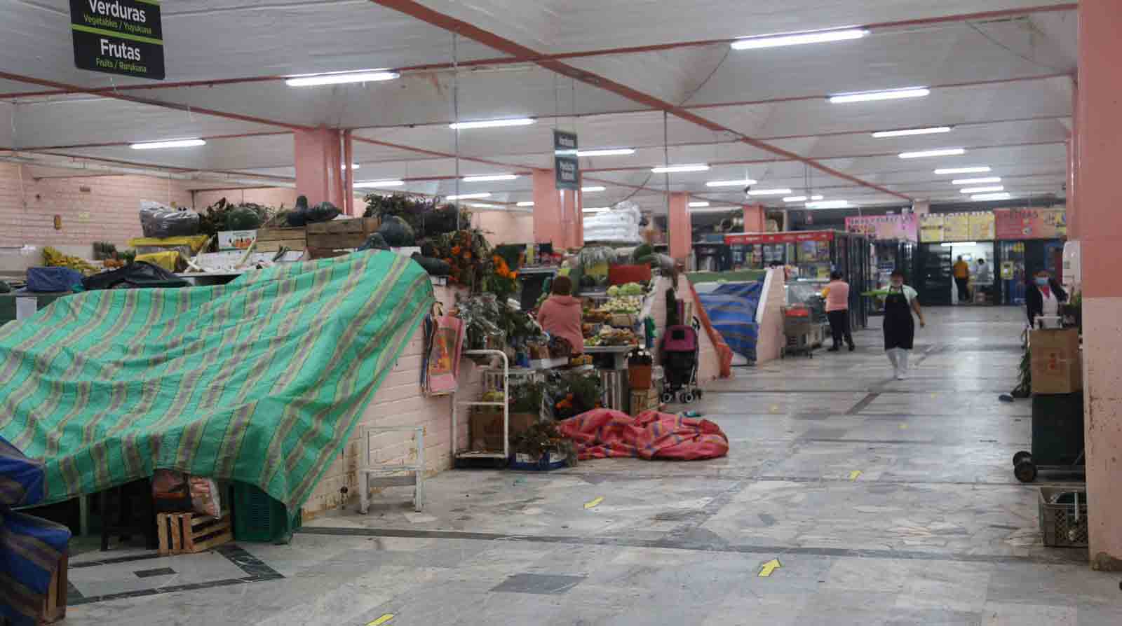 Puestos de venta cerrados en se pueden observar en el Mercado Iñaquito. Foto: Julio Estrella / EL COMERCIO.