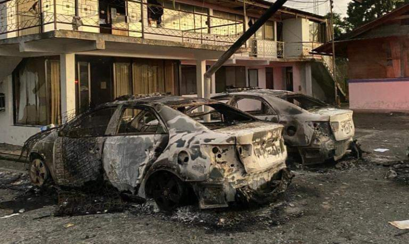 Los patrulleros del Cuartel Centro de Puyo amanecieron incinerados. Foto: Cortesía