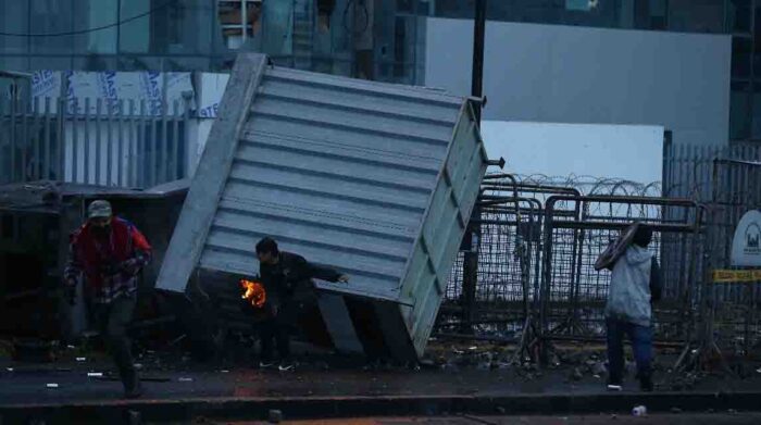 Many of the items destroyed by protesters were used as barricades.  Photo: EFE