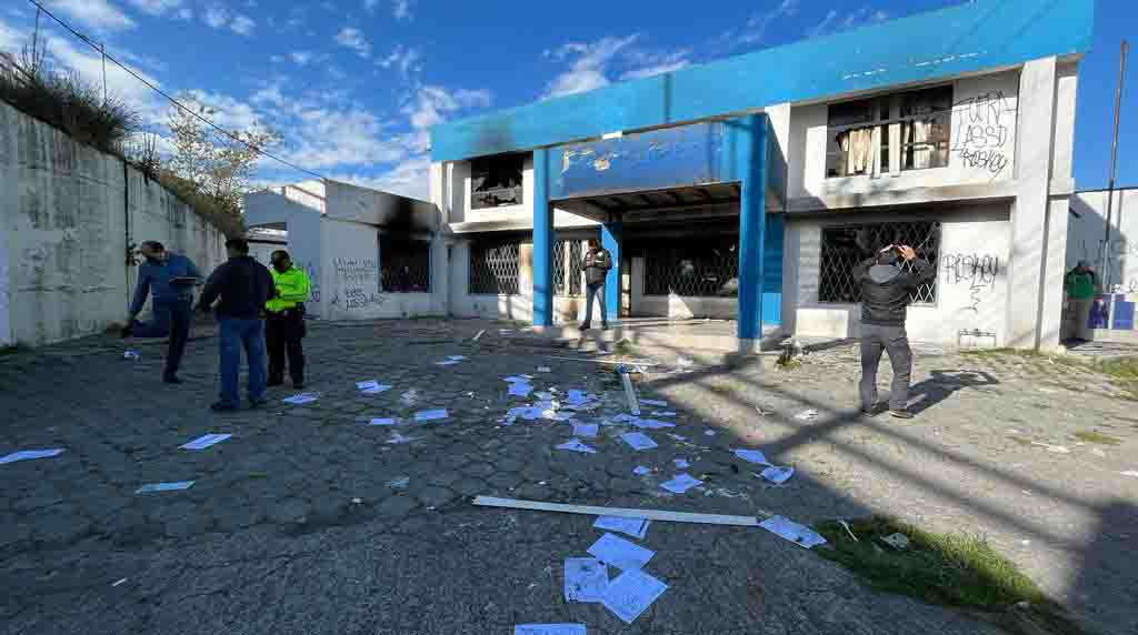 Una de las Unidades de Policía Comunitaria quedó totalmente destruida en Calderón. Foto: Diego Pallero / EL COMERCIO.