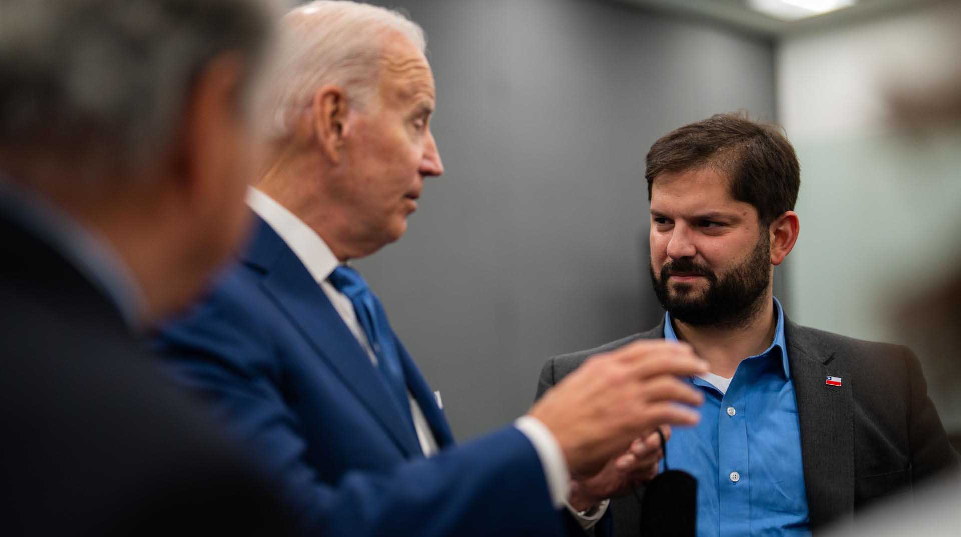 Fotografía cedida hoy por la Presidencia de Chile que muestra al mandatario chileno, Gabriel Boric, mientras habla con su similar estadounidense, Joe Biden, en el marco de la IX Cumbre de las Américas en Los Ángeles (EE.UU). Foto: EFE.
