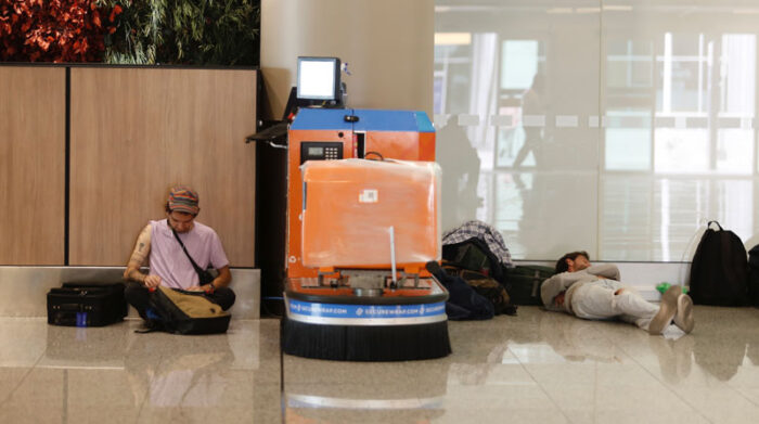 Las personas dormían en el Aeropuerto de Quito este 21 de junio de 2022, debido a los vuelos cancelados por las protestas en Ecuador. Foto: EL COMERCIO
