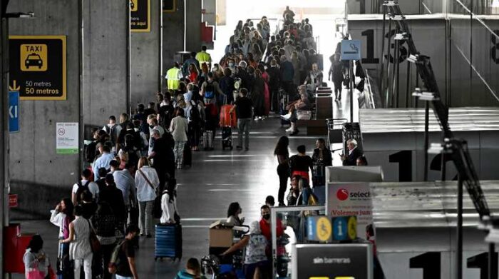 Decenas de personas hacen cola este miércoles para facturar el equipaje en el Aeropuerto de Barajas de Madrid. Foto: EFE/Fernando Villar