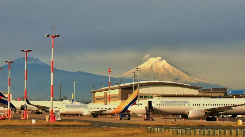 Los pasajeros pueden movilizarse desde y hacia los aeropuertos, durante el estado de excepción. Foto: Facebook Aeropuerto Quito