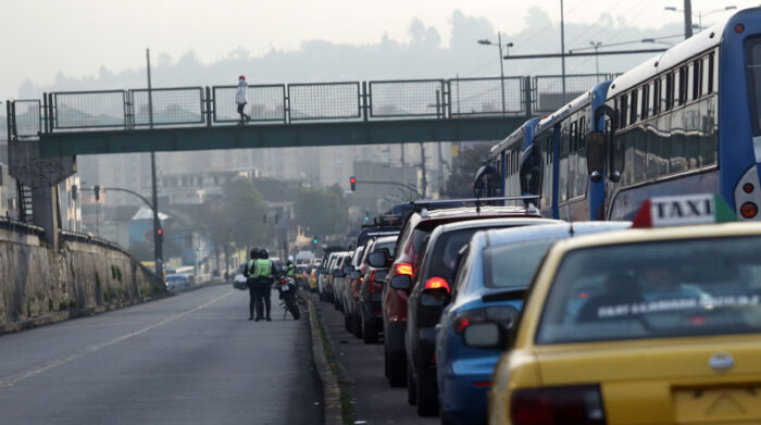 Los agentes que controlan la avenida Napo no dan instrucciones a los conductores, pues la congestión paraliza el tránsito en esa vía. Foto: Diego Pallero/ EL COMERCIO