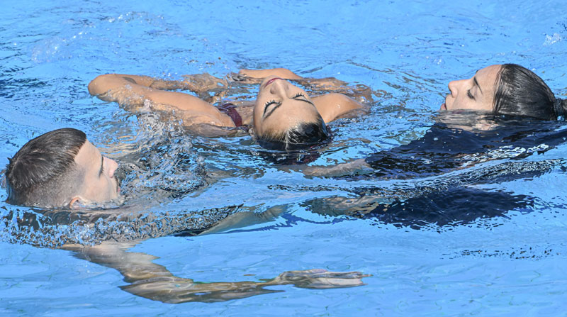 Anita Álvarez (centro), en el momento que la sacan del agua tras un desmayo en una prueba del mundial de natación en Budapest, Hungría. Foto: EFE