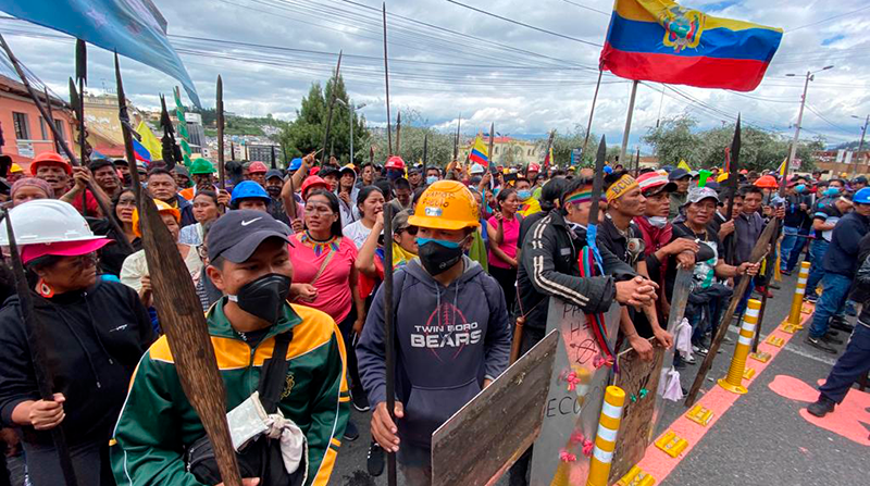 Cientos de manifestantes de comunidades indígenas se asentaron en la calle Venezuela para estar pendientes del diálogo. Foto: EL COMERCIO