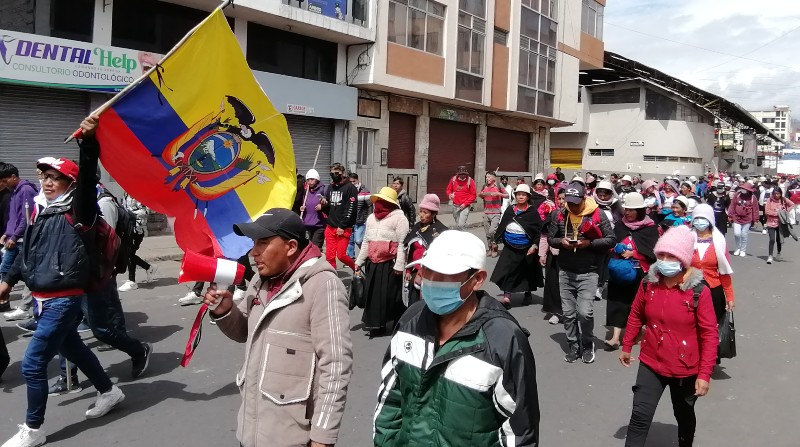 Los movimientos indígenas de Tungurahua no permitieron que se realice la feria del lunes en Ambato. Ellos recorrieron las plazas y mercados cerrando los negocios. Foto: Modesto Moreta / El Comercio