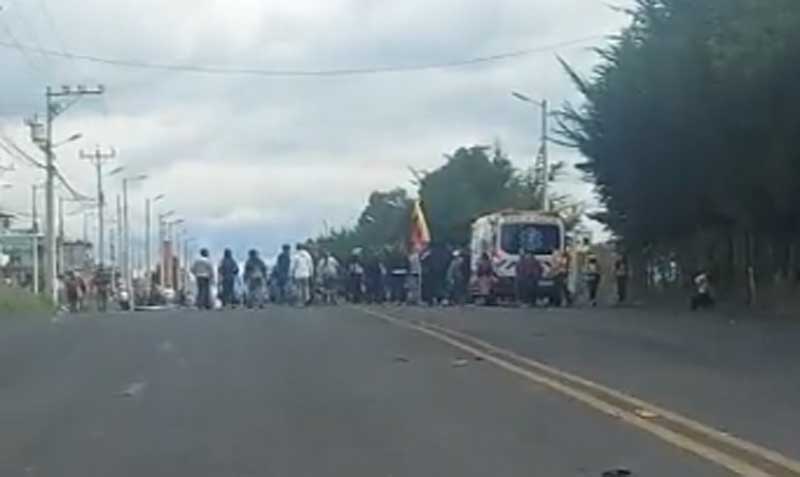 El 20 de junio, manifestantes detuvieron a una ambulancia en el sur de Quito. Foto: captura