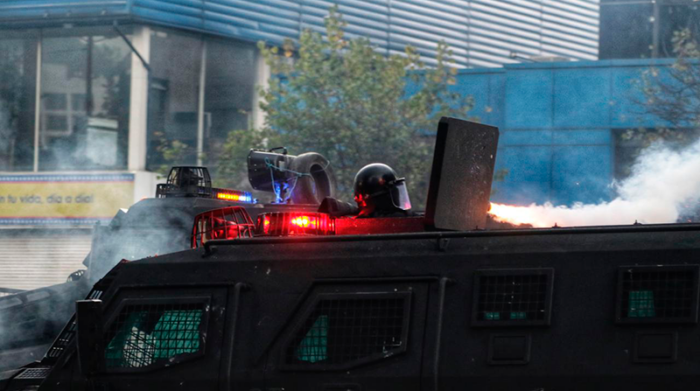 La Policía usó camiones antidisturbios para replegar a los manifestantes. Foto: EL COMERCIO