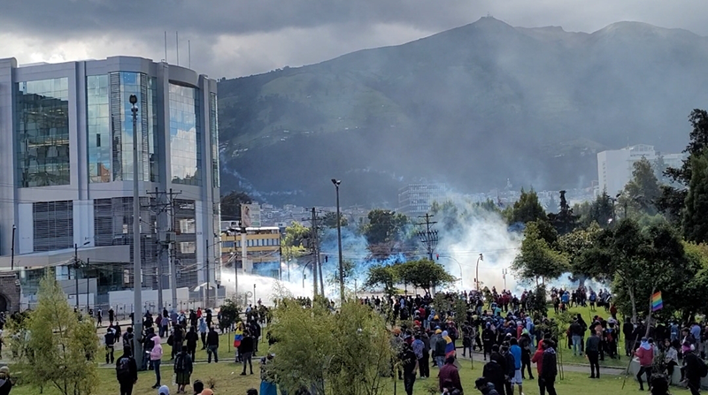 Antimotines lanzaron bombas lacrimógenas al parque El Arbolito. Foto: EL COMERCIO