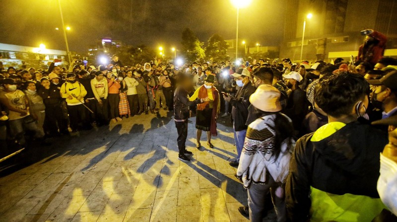 En las afueras de la Universidad Central se pedía que se realice justicia indígena a una presunta asaltante en Quito. Foto: Carlos Noriega / El Comercio