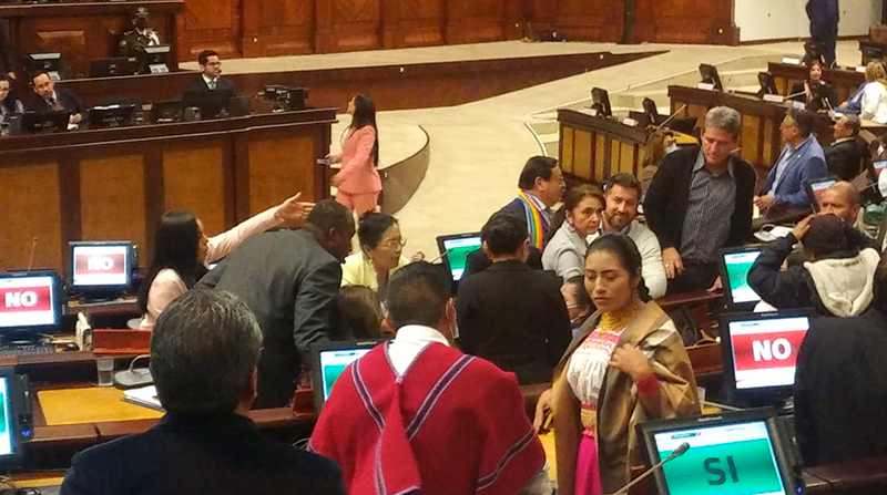 En la curul de la asambleísta Rosa Cerda se arremolinaron legisladores de varias bancadas. Foto: EL COMERCIO