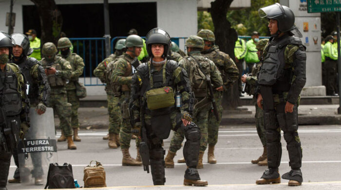 Militares custodiaban los exteriores de la Unidad de Flagrancia en Quito, tras la detención de Leonidas Iza. Foto: Carlos Noriega/ EL COMERCIO