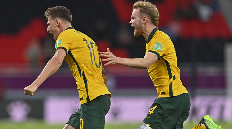 Ajdin Hrustic (izq.) celebra un gol de Australia el 7 de junio del 2022. Foto: EFE