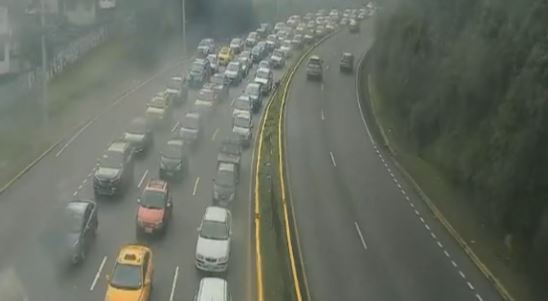 La autopista General Rumiñahui registra una fuerte carga vehicular. Foto: Captura