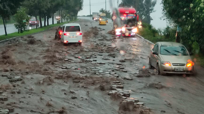 Las lluvias provocaron afectaciones en la avenida Simón Bolívar. Foto: Sandra Zambrano