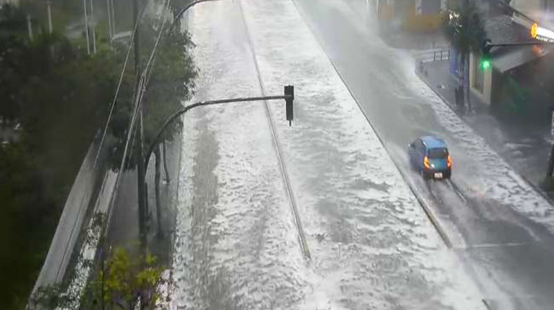 El caudal con hielo recorría la av. 6 de Diciembre, luego de las intensas lluvias con granizo de la tarde de este 4 de junio de 2022 en Quito. Foto: ECU 911