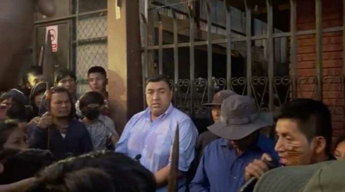 El gerente de BanEcuador, Marcos Cobos, fue retenido por las comunidades amazónicas en Morona Santiago. Foto: Captura de video