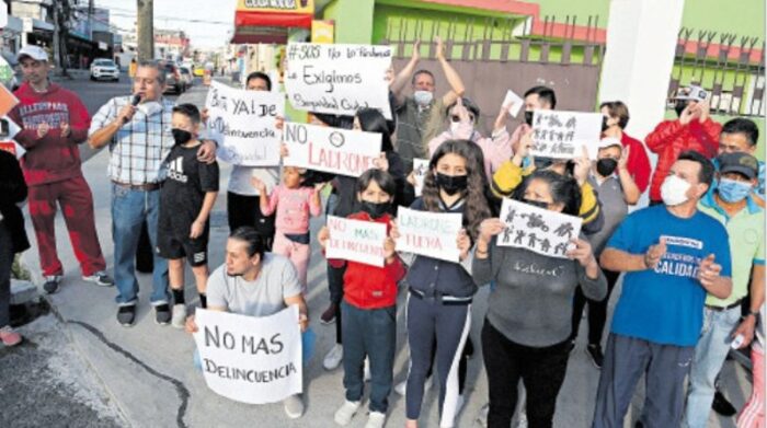 Imagen referencial: En junio del 2022, moradores del barrio La Kennedy realizaron un plantón para protestar en contra de la delincuencia del sector. Foto: Diego Pallero / El Comercio