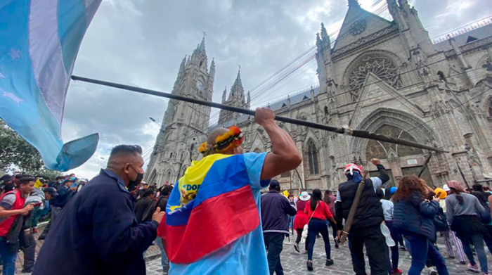 Manifestantes indígenas llegaron hasta los exteriores de la Basílica. Foto: Patricio Terán / EL COMERCIO