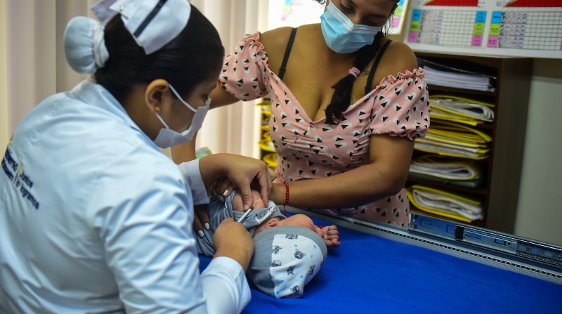 Los centros de salud, como el tipo C de Bastión Popular, en Guayaquil, revisan si los carnés de vacunación tienen los esquemas al día. Foto: Enrique Pesantes / El Comercio