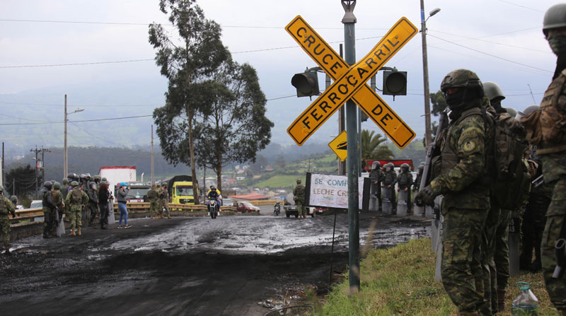 La vía Alóag- Santo Domingo es una de las vías que tiene bloqueo este 20 de junio, cuando se cumplen ocho días de las manifestaciones. Foto: Julio Estrella/ EL COMERCIO