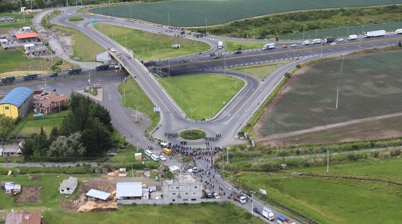 A través de un sobrevuelo se identificó los cierres viales en los accesos al sur de Quito por las protestas. Foto: Julio Estrella/ EL COMERCIO